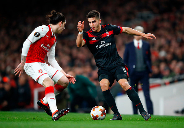 Welbeck lập cú đúp đưa Arsenal vào tứ kết Europa League