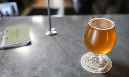 Quán bia ở Bỉ bắt khách đặt cọc giầy để chống trộm cốc