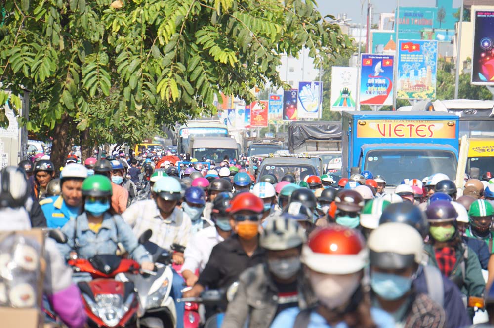 Người Sài Gòn khốn khổ vượt ải kẹt xe cửa ngõ Tây Bắc TP