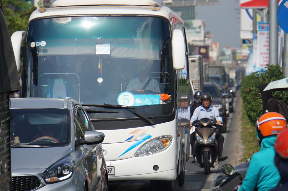 Người Sài Gòn khốn khổ vượt ải kẹt xe cửa ngõ Tây Bắc TP