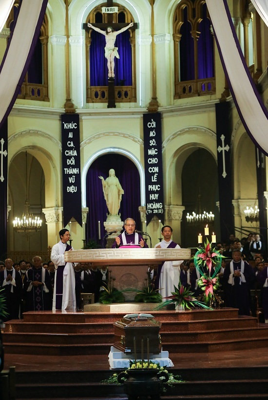 Nhiều đoàn lãnh đạo viếng cố Tổng giám mục Phaolô tại nhà thờ Đức Bà