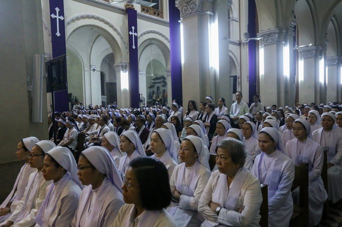 Nhiều đoàn lãnh đạo viếng cố Tổng giám mục Phaolô tại nhà thờ Đức Bà