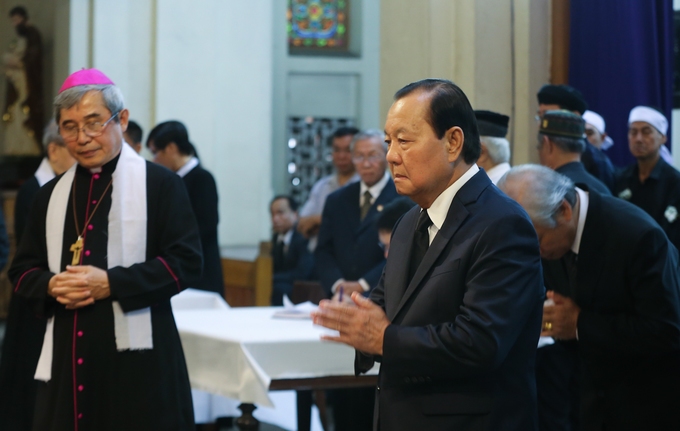 Nhiều đoàn lãnh đạo viếng cố Tổng giám mục Phaolô tại nhà thờ Đức Bà