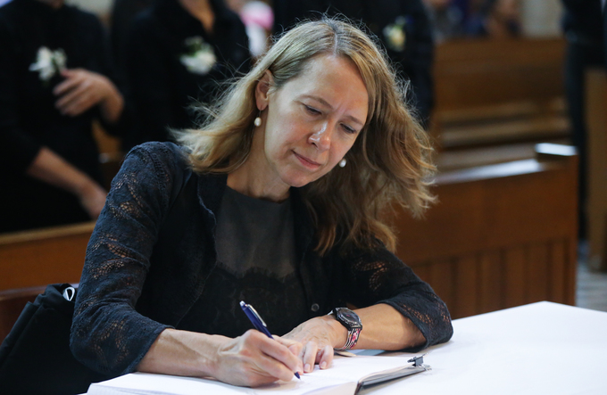 Nhiều đoàn lãnh đạo viếng cố Tổng giám mục Phaolô tại nhà thờ Đức Bà