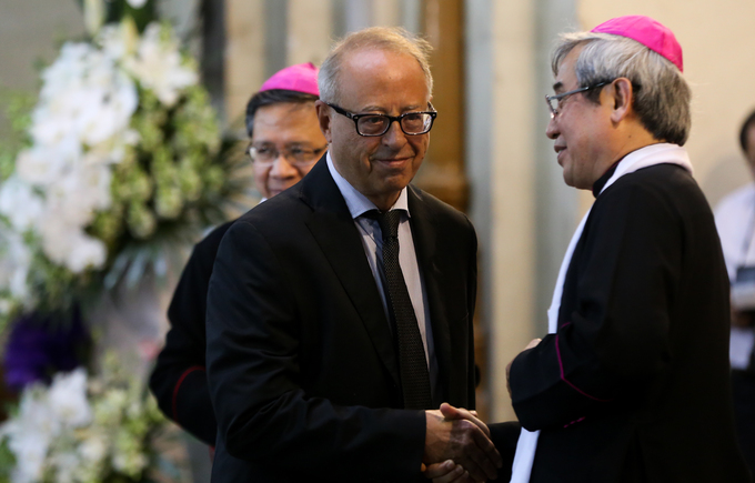 Nhiều đoàn lãnh đạo viếng cố Tổng giám mục Phaolô tại nhà thờ Đức Bà