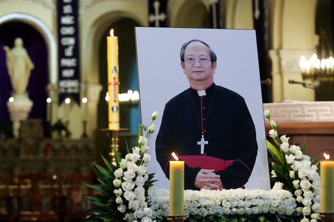Nhiều đoàn lãnh đạo viếng cố Tổng giám mục Phaolô tại nhà thờ Đức Bà
