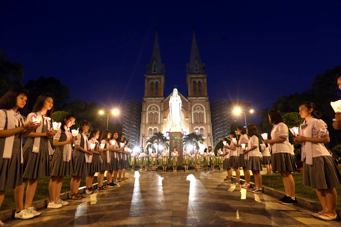 Nhiều đoàn lãnh đạo viếng cố Tổng giám mục Phaolô tại nhà thờ Đức Bà