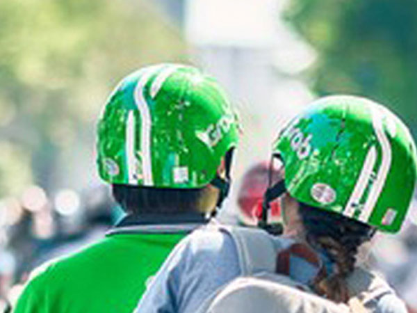 Cô gái ở Sài Gòn bị tài xế GarbBike dí dao cướp tài sản