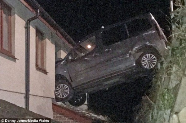 Ô tô cắm đầu trên cửa sổ do tài xế đạp nhầm chân ga khi phanh