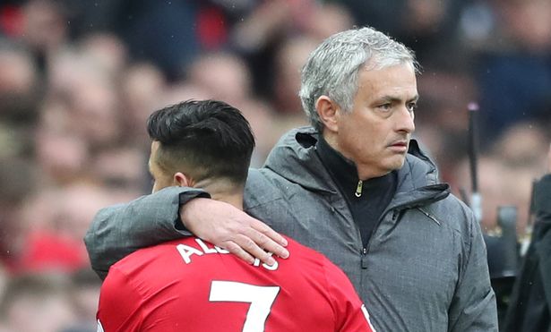 Sếp bự MU bất an, xem xét sa thải Mourinho