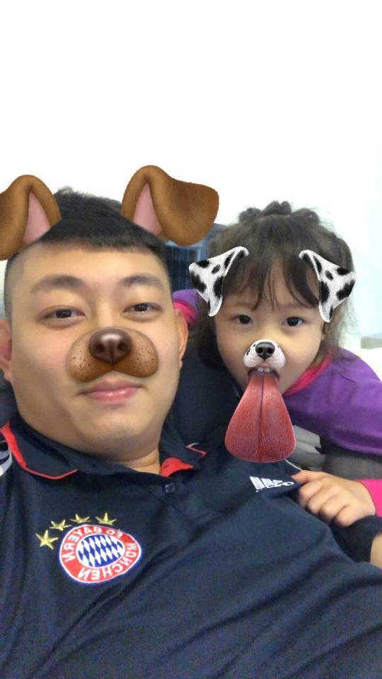 Thanh niên bố được trao cúp bình sữa vì những đóng góp lớn trong công cuộc nuôi dạy các con