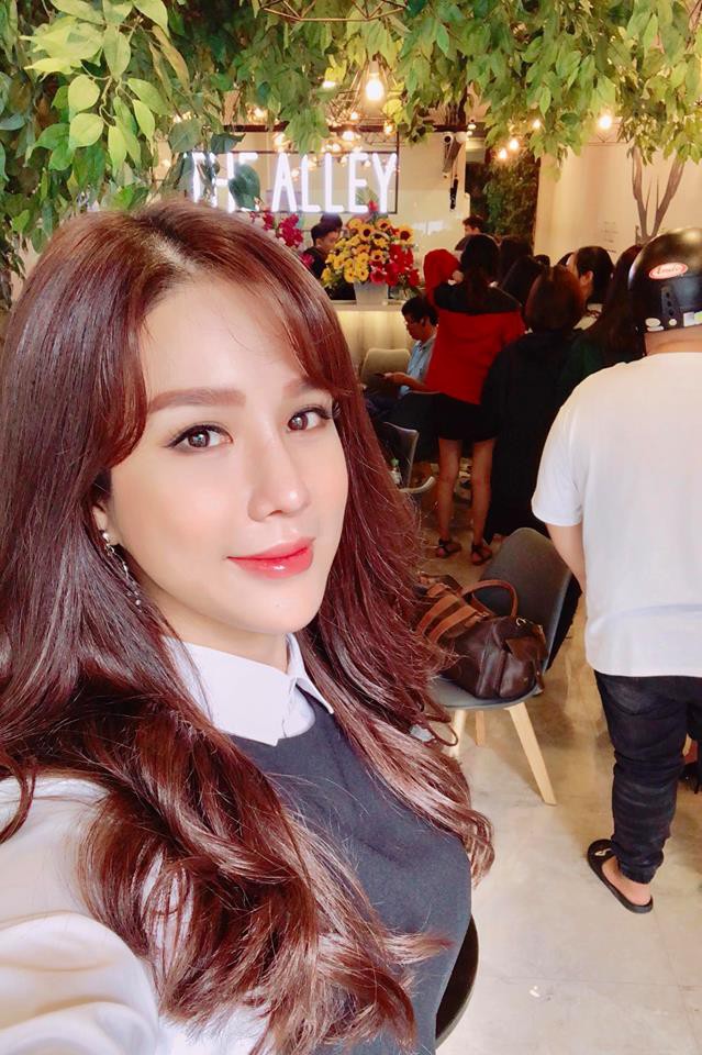 Gương mặt căng cứng phù nề ngày nào của Diệp Lâm Anh nay đã hài hòa và vào nét hơn hẳn Gương mặt căng cứng phù nề ngày nào của Diệp Lâm Anh nay đã hài hòa và vào nét hơn hẳn