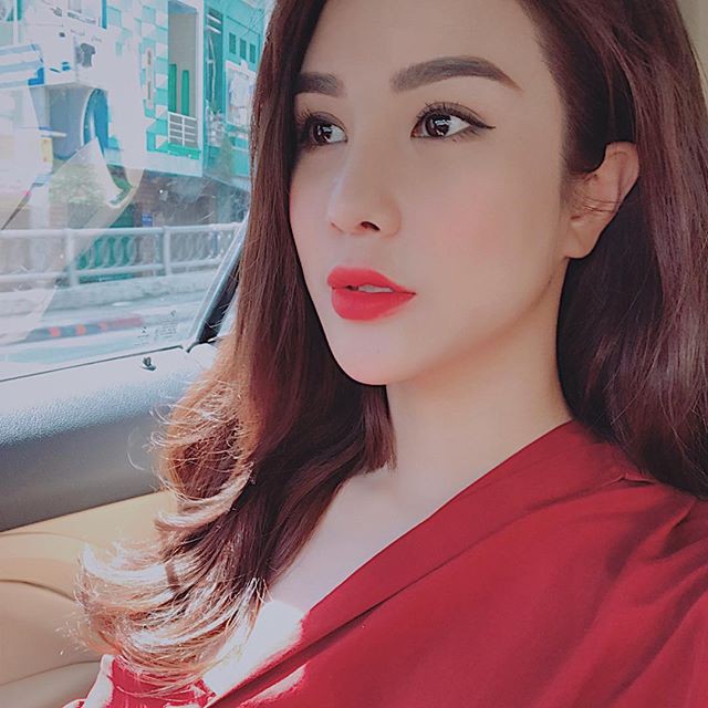 Gương mặt căng cứng phù nề ngày nào của Diệp Lâm Anh nay đã hài hòa và vào nét hơn hẳn Gương mặt căng cứng phù nề ngày nào của Diệp Lâm Anh nay đã hài hòa và vào nét hơn hẳn