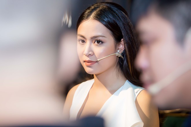 Hoàng Thùy Linh: Tôi sững sờ nhìn mớ ma túy lổn nhổn trên bàn mà không biết hành xử thế nào Hoàng Thùy Linh: Tôi sững sờ nhìn mớ ma túy lổn nhổn trên bàn mà không biết hành xử thế nào