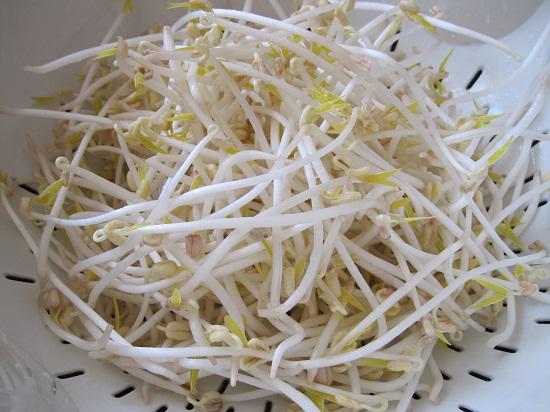 Mẹ Hà Nội mách cách làm giá đỗ cực nhàn cho người lười chỉ bằng chiếc túi lưới bọc quả Mẹ Hà Nội mách cách làm giá đỗ cực nhàn cho người lười chỉ bằng chiếc túi lưới bọc quả