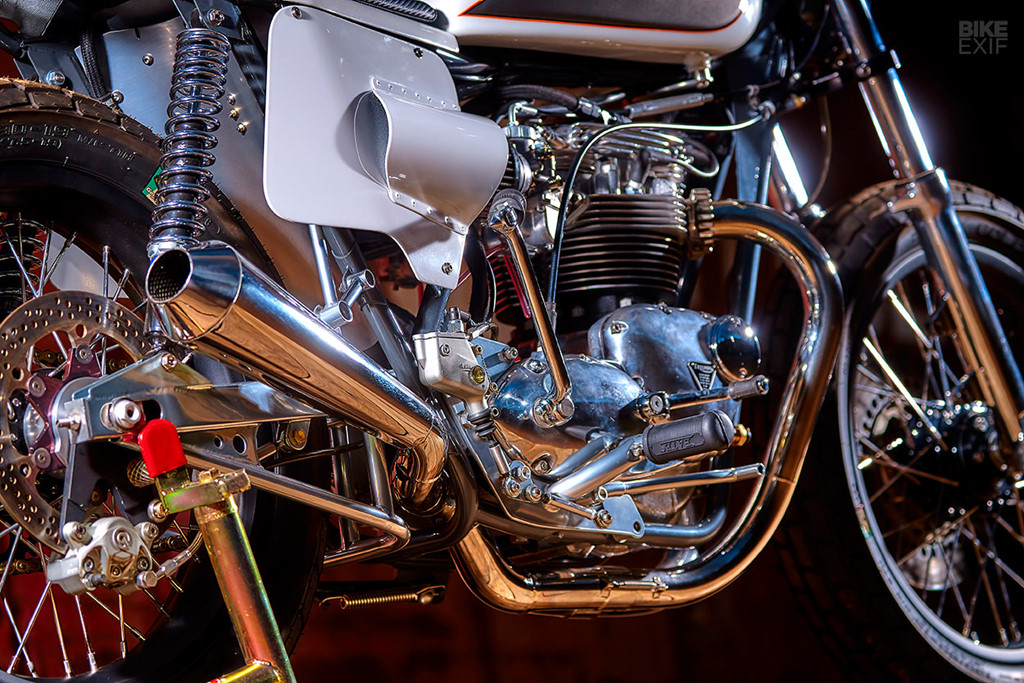 Bản độ chiến binh báo đen từ Triumph T140