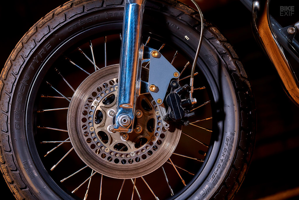 Bản độ chiến binh báo đen từ Triumph T140