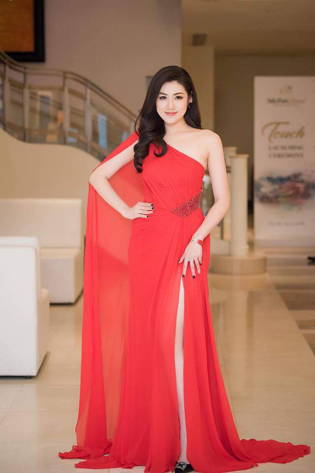 Hoa hậu Đỗ Mỹ Linh và Á hậu Tú Anh tiếp tục đụng váy đỏ rực rỡ