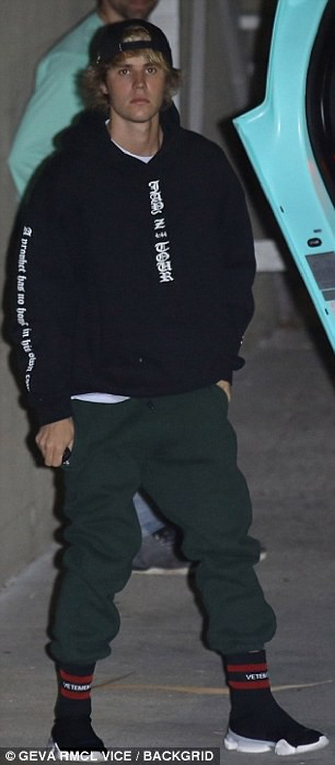 Hậu chia tay, Selena ôm trai lạ và suýt có màn chạm mặt khó xử với Justin Bieber