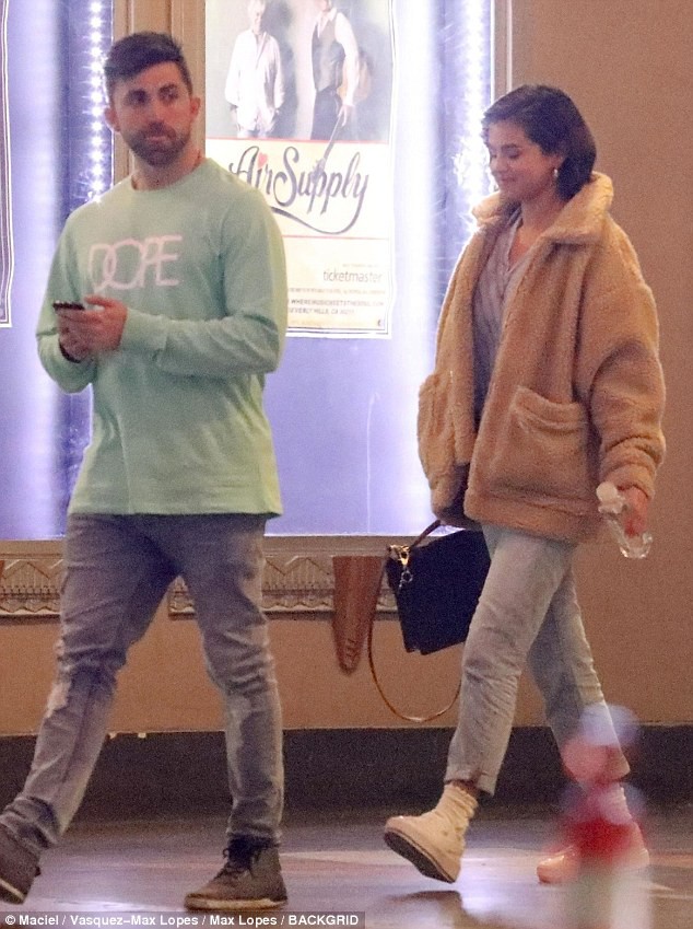 Hậu chia tay, Selena ôm trai lạ và suýt có màn chạm mặt khó xử với Justin Bieber