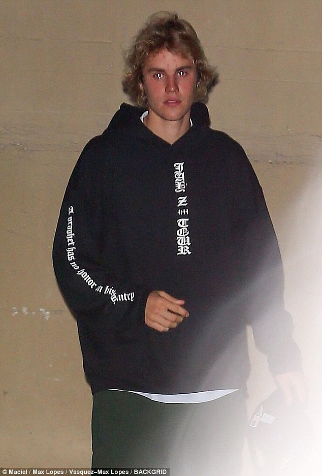 Hậu chia tay, Selena ôm trai lạ và suýt có màn chạm mặt khó xử với Justin Bieber