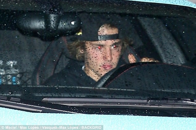 Hậu chia tay, Selena ôm trai lạ và suýt có màn chạm mặt khó xử với Justin Bieber