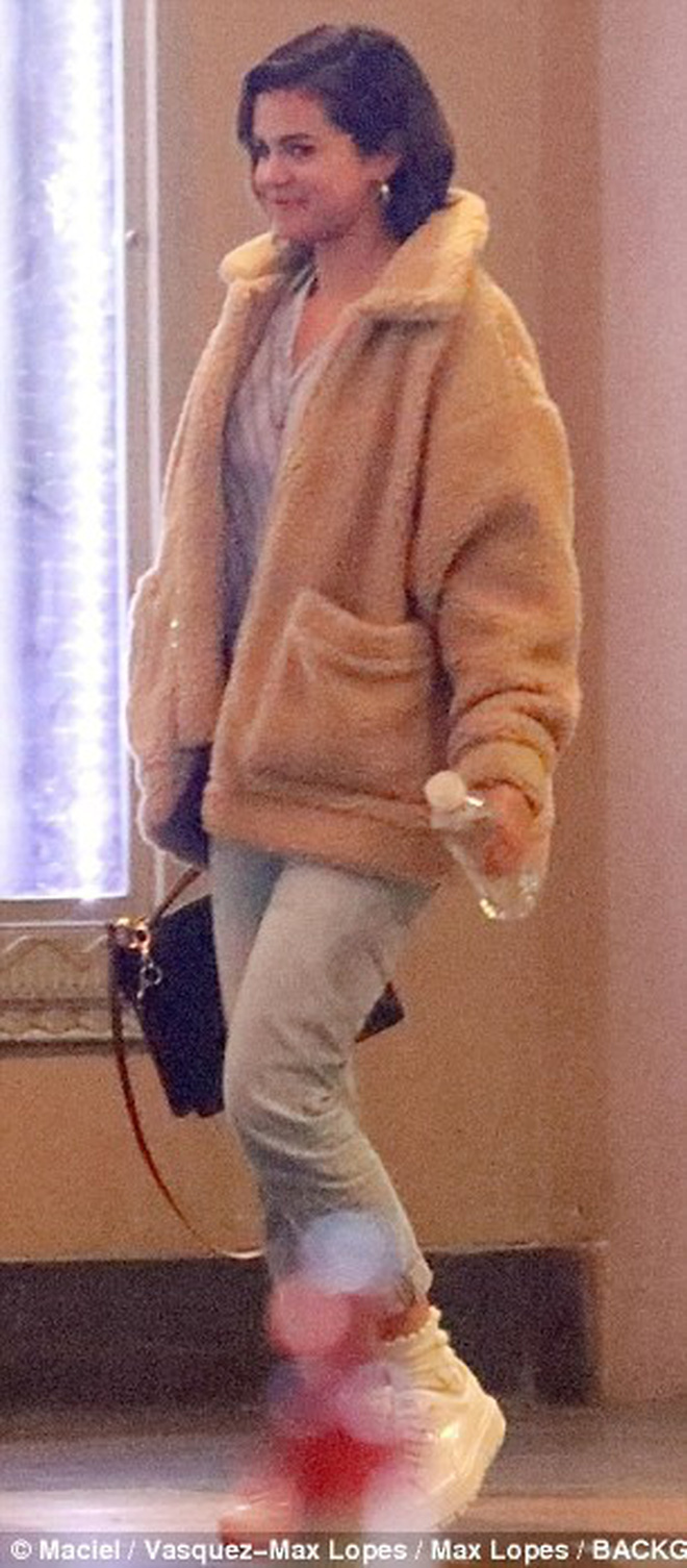 Hậu chia tay, Selena ôm trai lạ và suýt có màn chạm mặt khó xử với Justin Bieber Hậu chia tay, Selena ôm trai lạ và suýt có màn chạm mặt khó xử với Justin Bieber