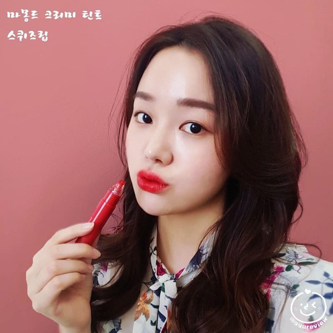 Trong khi con gái Việt mê mẩn 3CE thì con gái Hàn lại đang đắm chìm với cây son kem bóp để tô hay ho với toàn màu siêu đẹp này Trong khi con gái Việt mê mẩn 3CE thì con gái Hàn lại đang đắm chìm với cây son kem bóp để tô hay ho với toàn màu siêu đẹp này