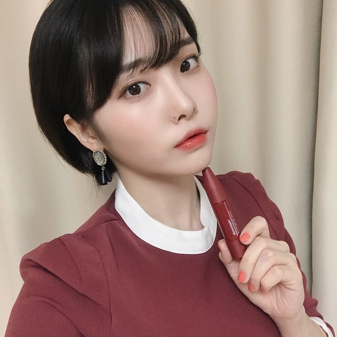 Trong khi con gái Việt mê mẩn 3CE thì con gái Hàn lại đang đắm chìm với cây son kem bóp để tô hay ho với toàn màu siêu đẹp này Trong khi con gái Việt mê mẩn 3CE thì con gái Hàn lại đang đắm chìm với cây son kem bóp để tô hay ho với toàn màu siêu đẹp này