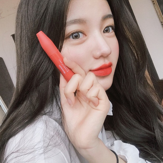 Trong khi con gái Việt mê mẩn 3CE thì con gái Hàn lại đang đắm chìm với cây son kem bóp để tô hay ho với toàn màu siêu đẹp này Trong khi con gái Việt mê mẩn 3CE thì con gái Hàn lại đang đắm chìm với cây son kem bóp để tô hay ho với toàn màu siêu đẹp này