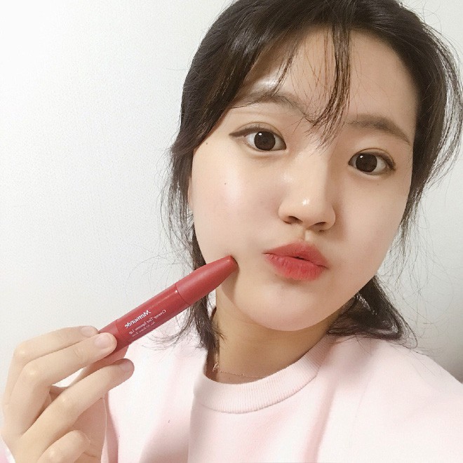 Trong khi con gái Việt mê mẩn 3CE thì con gái Hàn lại đang đắm chìm với cây son kem bóp để tô hay ho với toàn màu siêu đẹp này