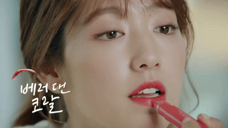 Trong khi con gái Việt mê mẩn 3CE thì con gái Hàn lại đang đắm chìm với cây son kem bóp để tô hay ho với toàn màu siêu đẹp này