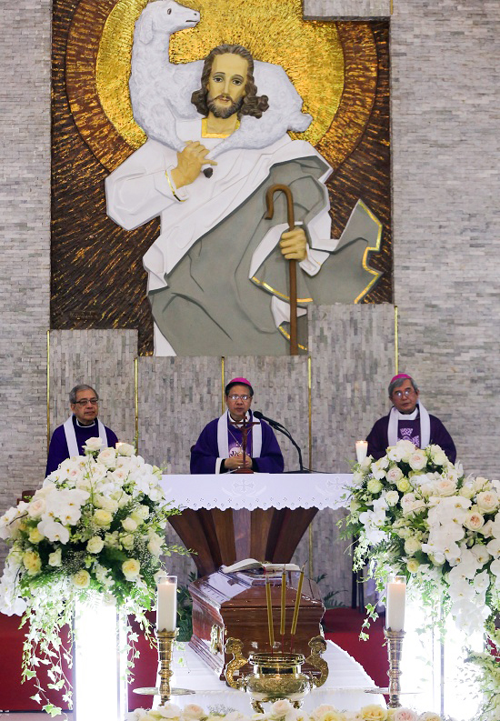 Giáo dân xếp hàng viếng linh cữu Tổng giám mục Phaolô trong đêm