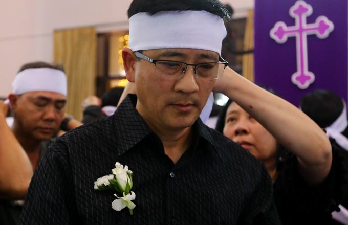 Giáo dân xếp hàng viếng linh cữu Tổng giám mục Phaolô trong đêm