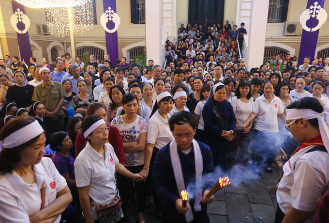 Giáo dân xếp hàng viếng linh cữu Tổng giám mục Phaolô trong đêm