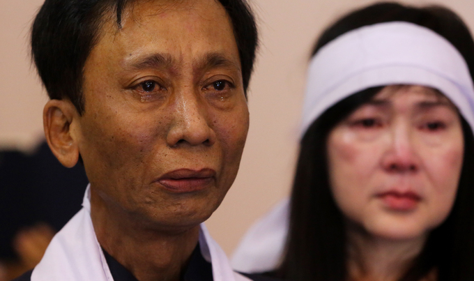 Giáo dân xếp hàng viếng linh cữu Tổng giám mục Phaolô trong đêm