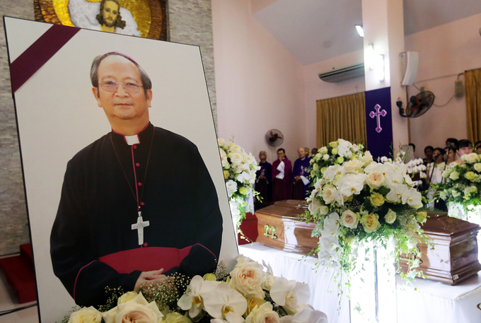 Giáo dân xếp hàng viếng linh cữu Tổng giám mục Phaolô trong đêm