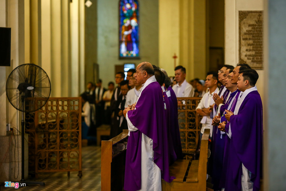 Nghìn người dự thánh lễ cố Tổng giám mục Bùi Văn Đọc ở Nhà thờ Đức Bà