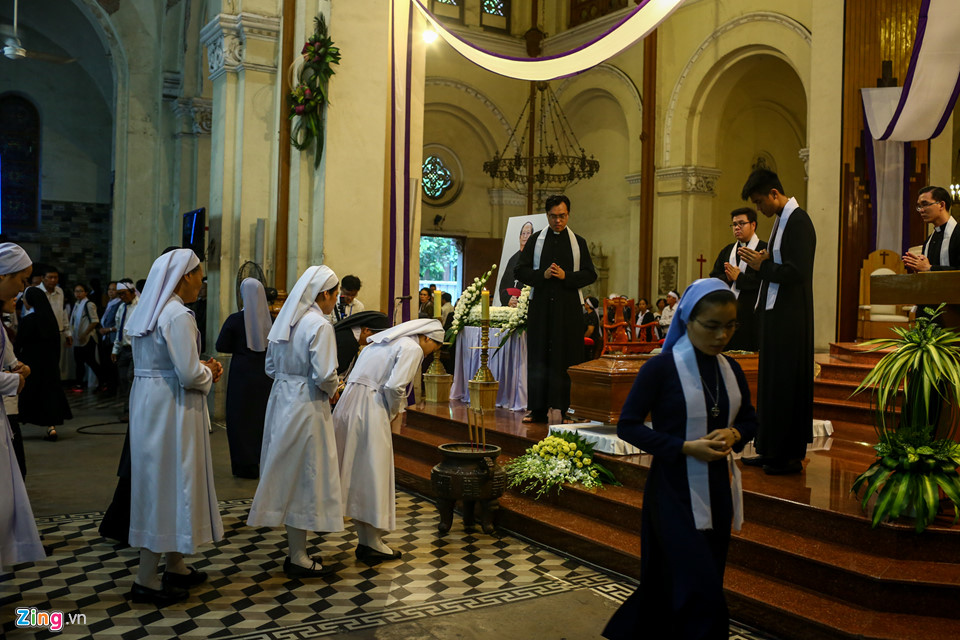 Nghìn người dự thánh lễ cố Tổng giám mục Bùi Văn Đọc ở Nhà thờ Đức Bà