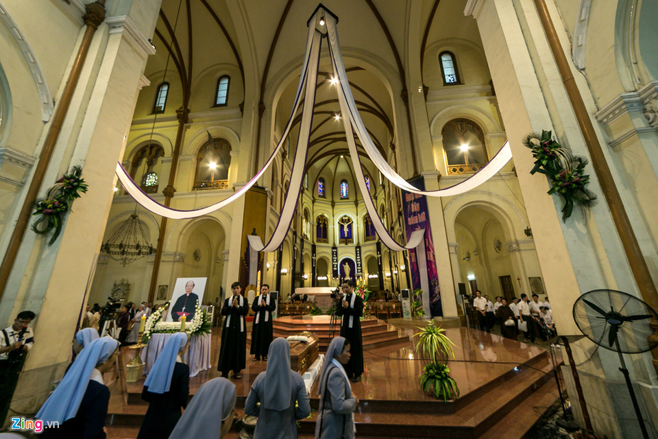 Nghìn người dự thánh lễ cố Tổng giám mục Bùi Văn Đọc ở Nhà thờ Đức Bà