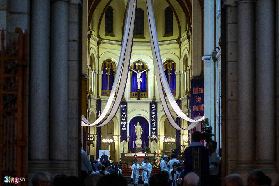 Nghìn người dự thánh lễ cố Tổng giám mục Bùi Văn Đọc ở Nhà thờ Đức Bà