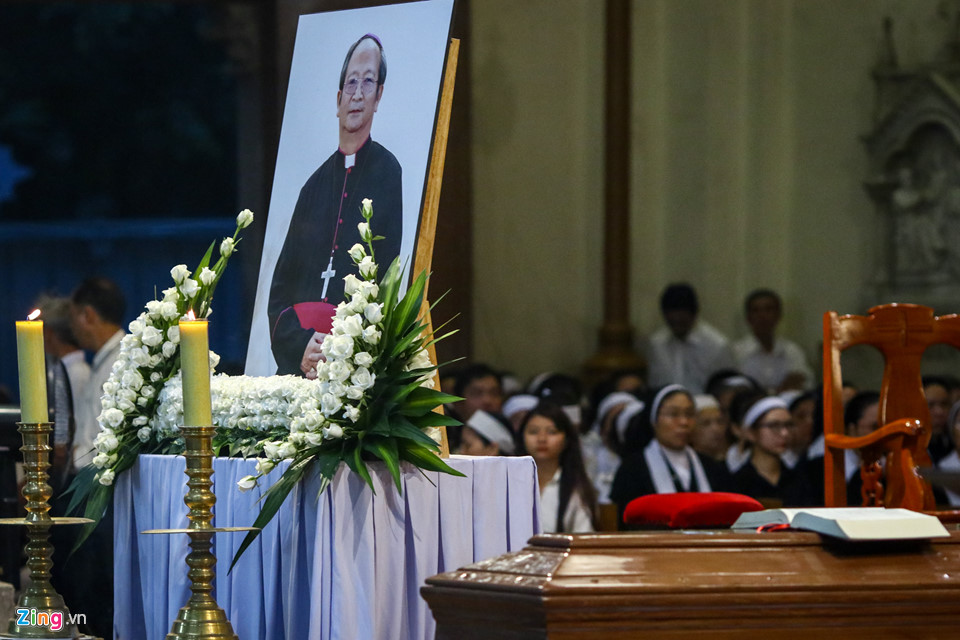 Nghìn người dự thánh lễ cố Tổng giám mục Bùi Văn Đọc ở Nhà thờ Đức Bà