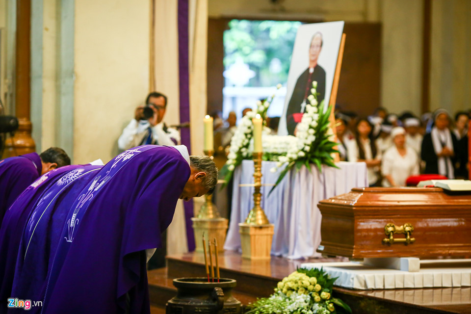 Nghìn người dự thánh lễ cố Tổng giám mục Bùi Văn Đọc ở Nhà thờ Đức Bà
