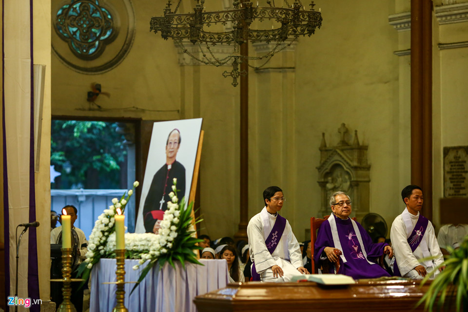 Nghìn người dự thánh lễ cố Tổng giám mục Bùi Văn Đọc ở Nhà thờ Đức Bà