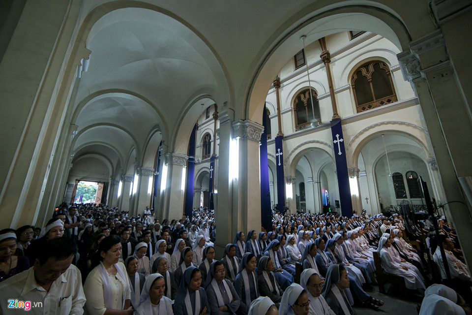 Nghìn người dự thánh lễ cố Tổng giám mục Bùi Văn Đọc ở Nhà thờ Đức Bà