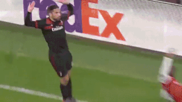 CĐV phẫn nộ với pha ăn vạ của Danny Welbeck