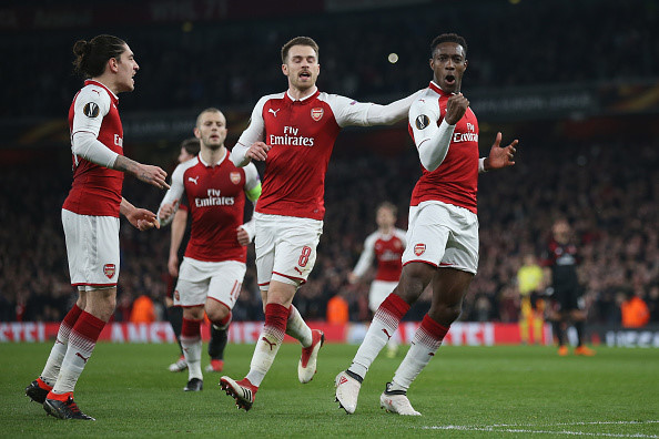 CĐV phẫn nộ với pha ăn vạ của Danny Welbeck