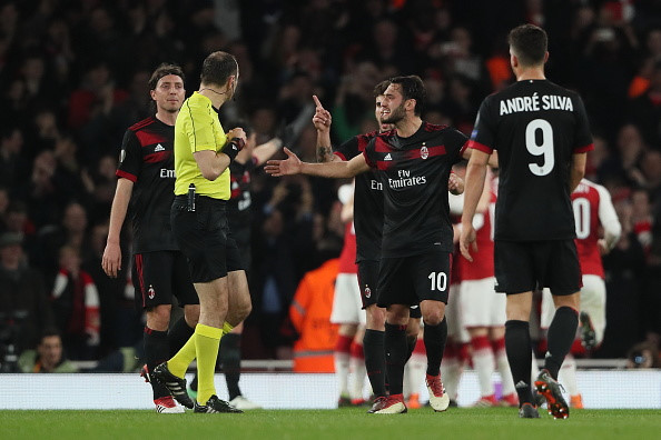 CĐV phẫn nộ với pha ăn vạ của Danny Welbeck