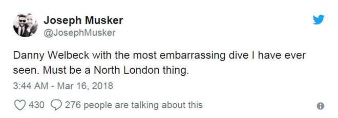 CĐV phẫn nộ với pha ăn vạ của Danny Welbeck