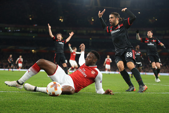 CĐV phẫn nộ với pha ăn vạ của Danny Welbeck